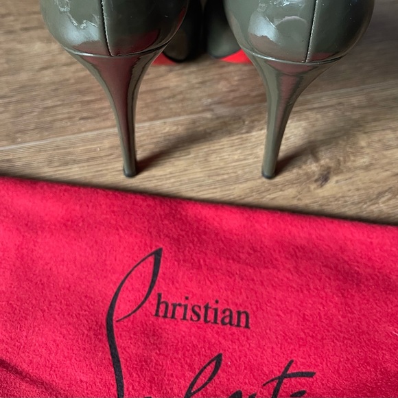 CHRISTIAN LOUBOUTIN-AUTHENTIC, Brand New Green Patent Leather Pumps - Picture 6 of 13